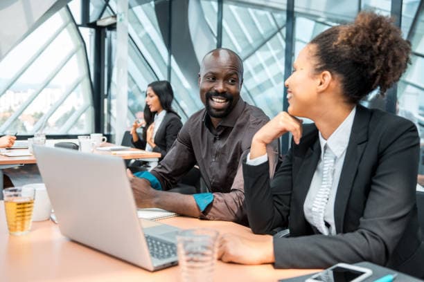 Équipe de professionnels africains en discussion